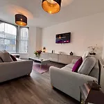 Franks Apt 2 - Outdoor Balconies - Sleeps 8
