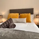 Franks Apt 2 - Outdoor Balconies - Sleeps 8