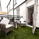 Franks Apt 2 - Outdoor Balconies - Sleeps 8