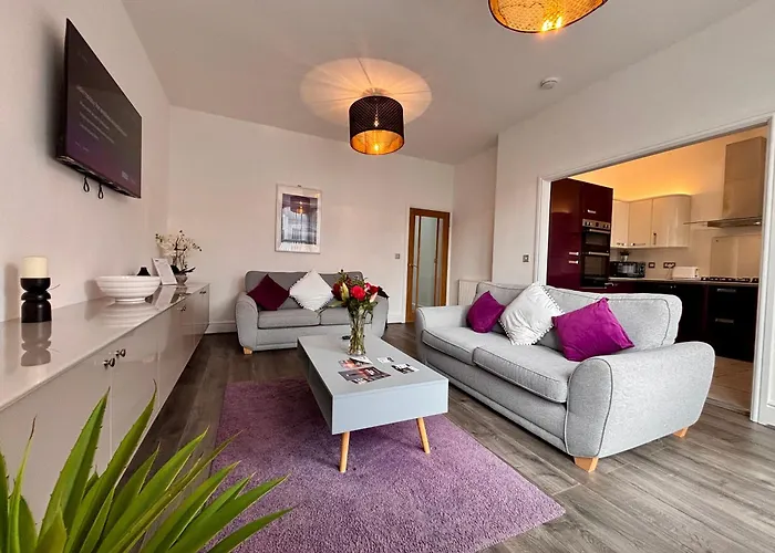 Franks Apt 2 - Outdoor Balconies - Sleeps 8