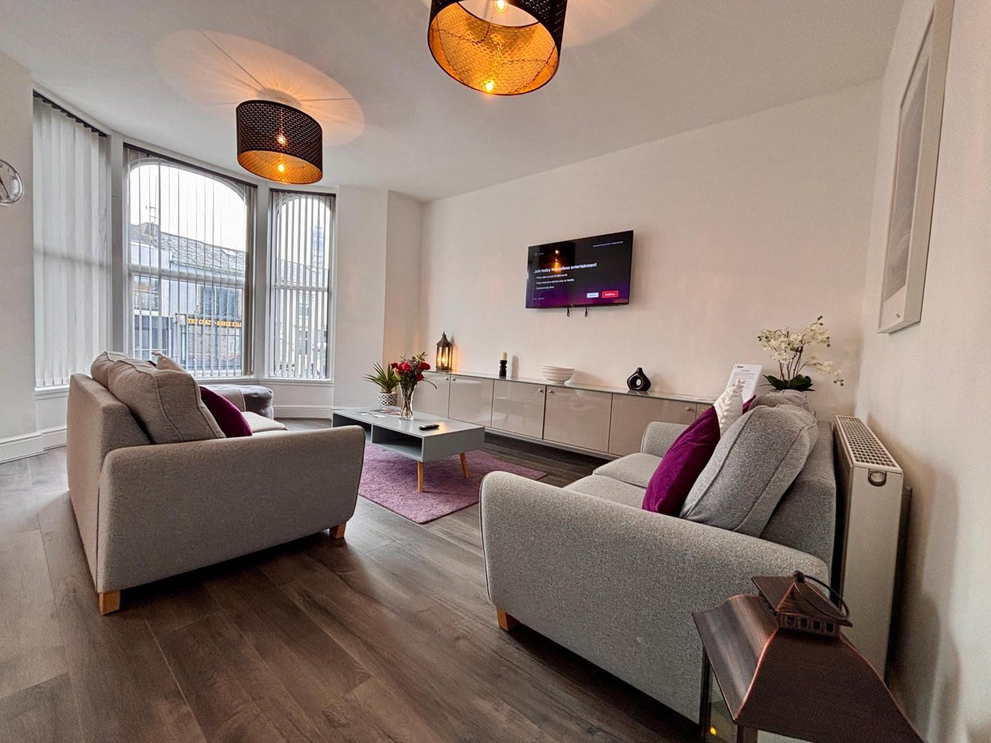 Franks 2 - Outdoor Balconies - Sleeps 8 Apartment *