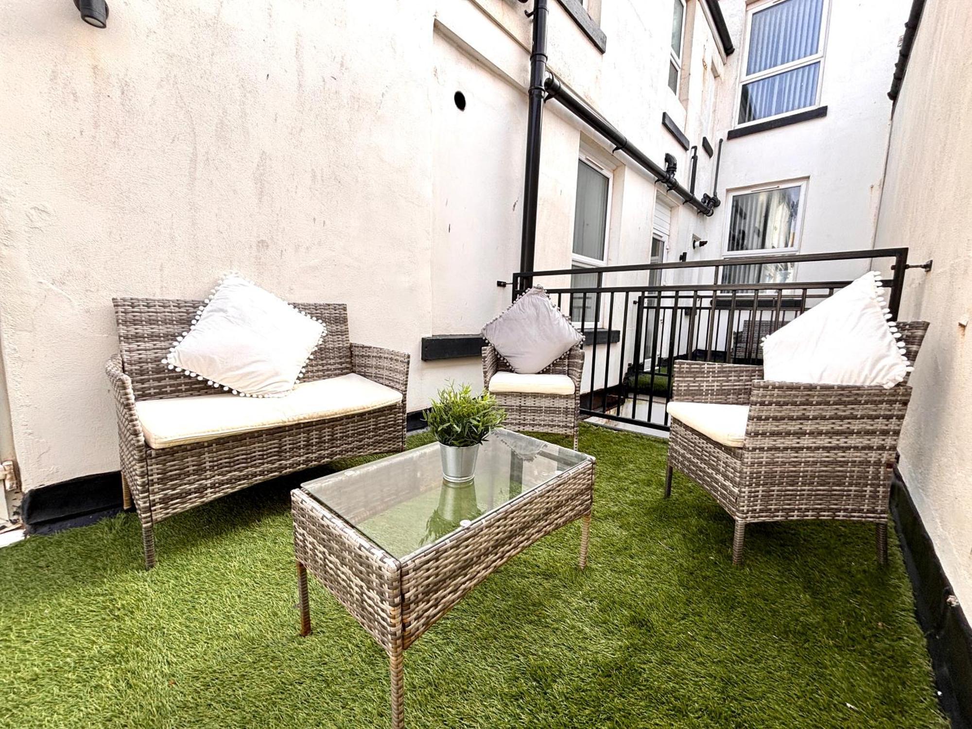Franks 2 - Outdoor Balconies - Sleeps 8