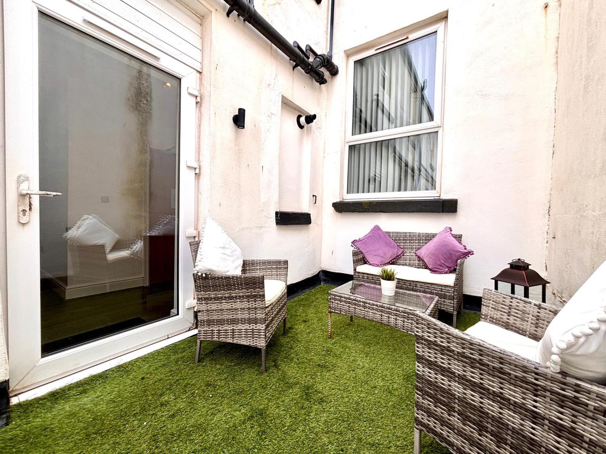 Franks 2 - Outdoor Balconies - Sleeps 8 *