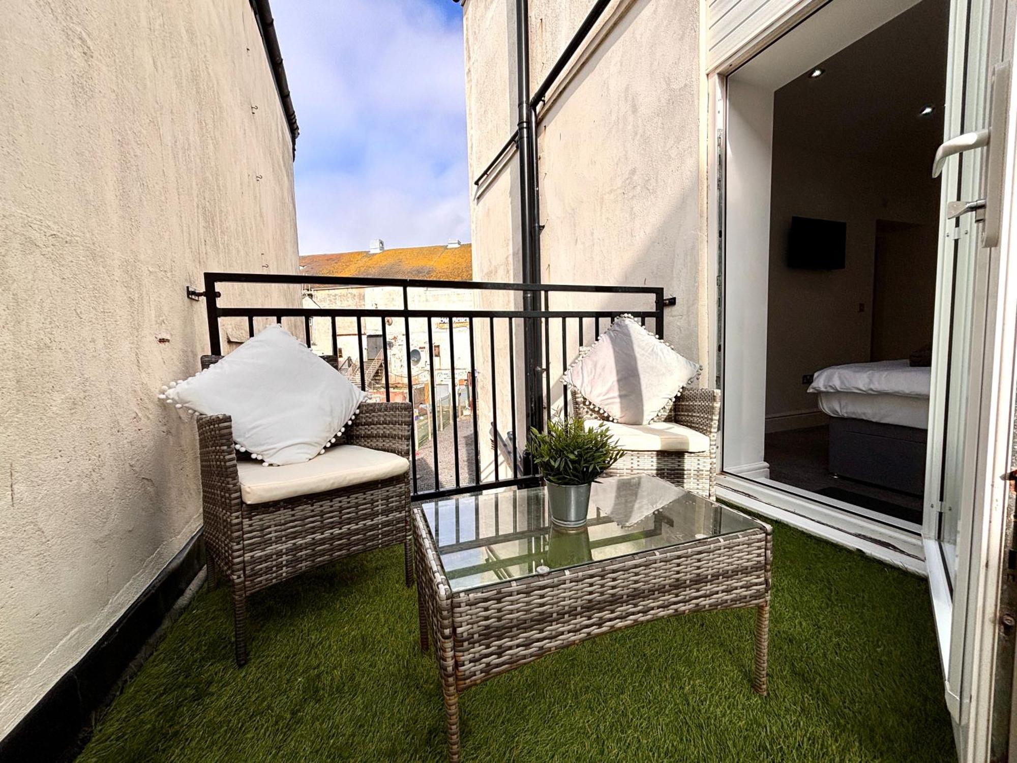 Franks 2 - Outdoor Balconies - Sleeps 8