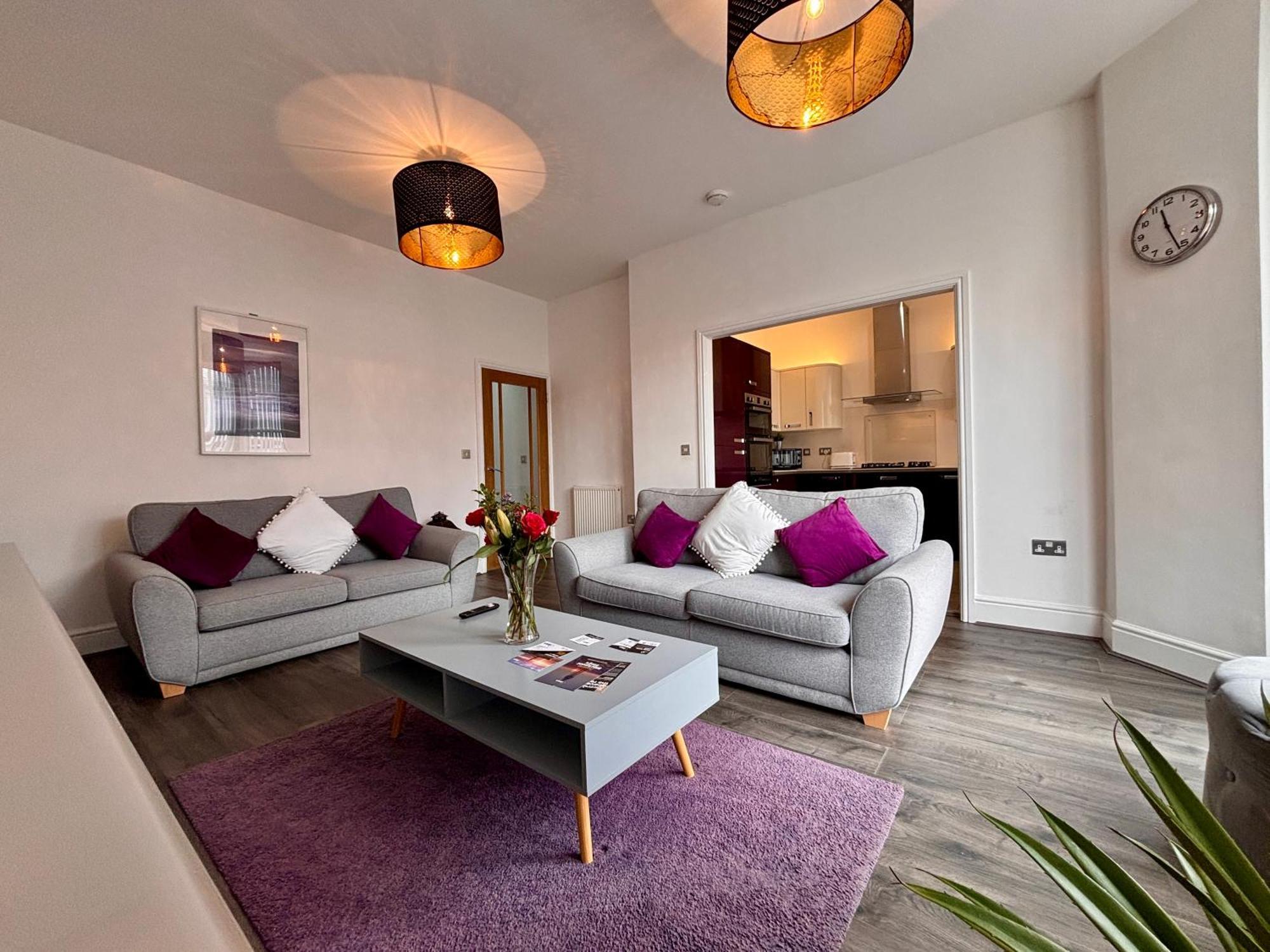 Franks 2 - Outdoor Balconies - Sleeps 8 Apartment *