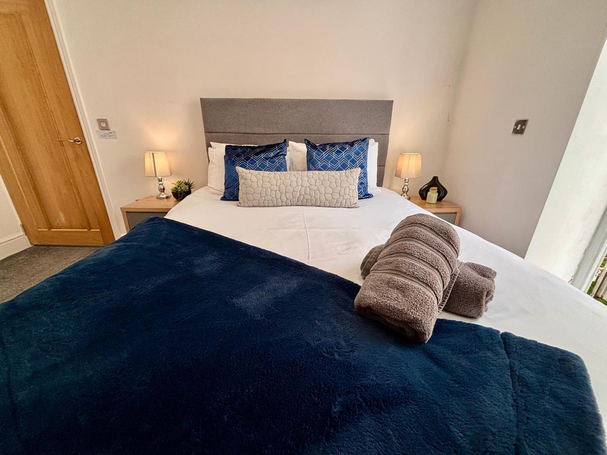 Apartment Franks 2 - Outdoor Balconies - Sleeps 8 *