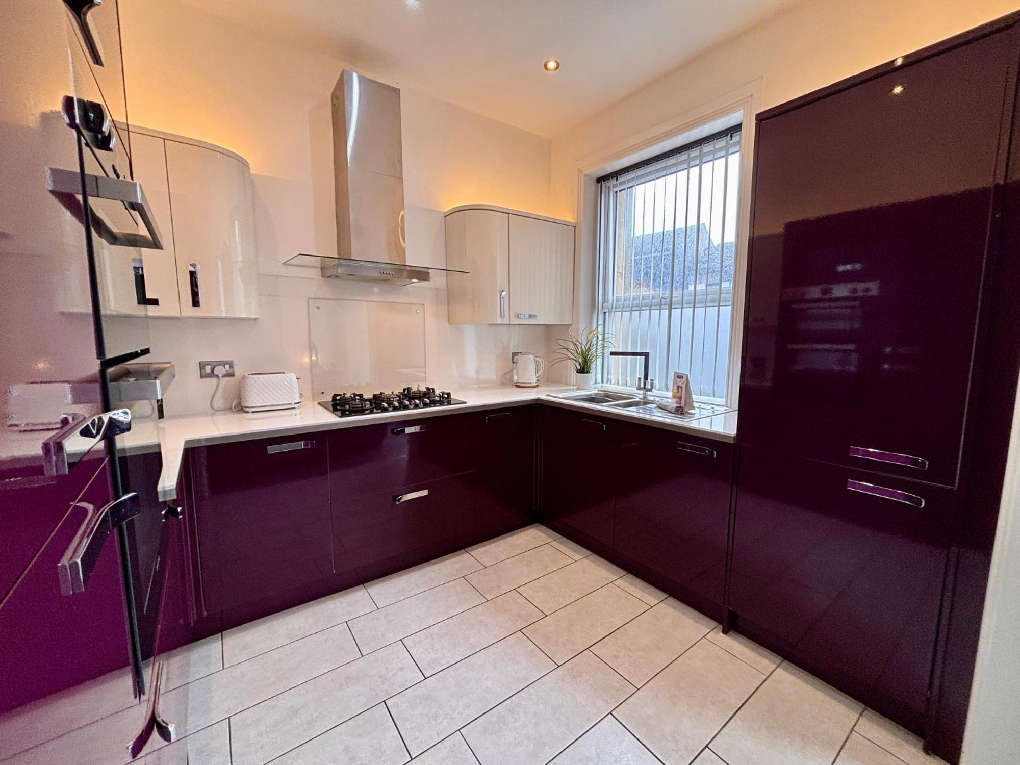 Franks 2 - Outdoor Balconies - Sleeps 8 *