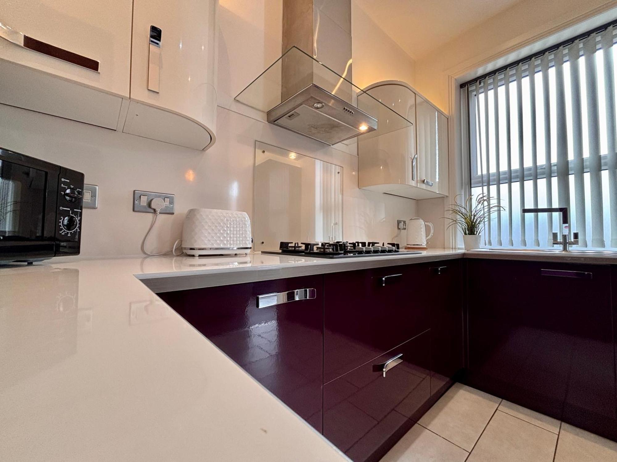 Franks 2 - Outdoor Balconies - Sleeps 8 Apartment