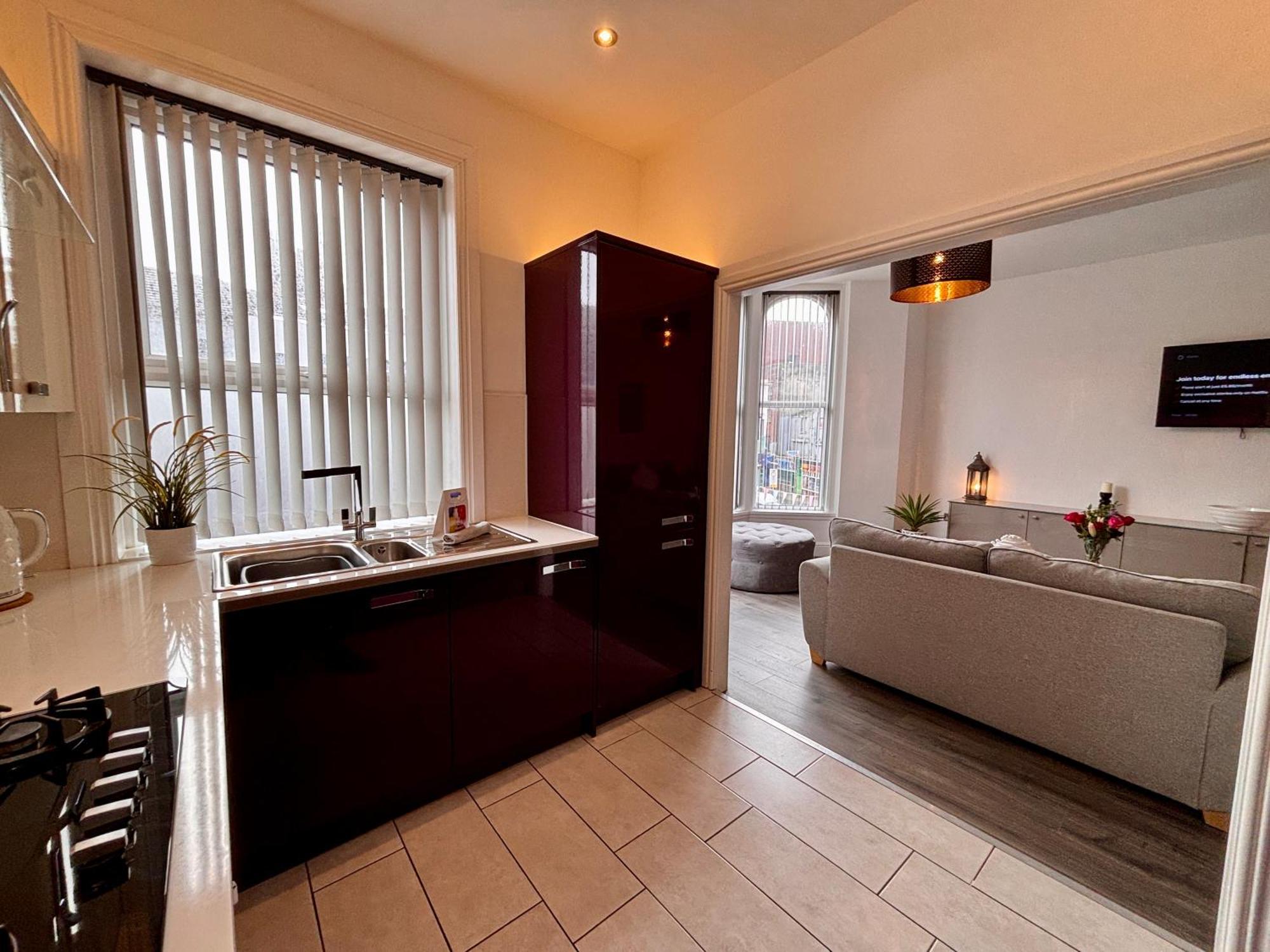 Franks 2 - Outdoor Balconies - Sleeps 8 *